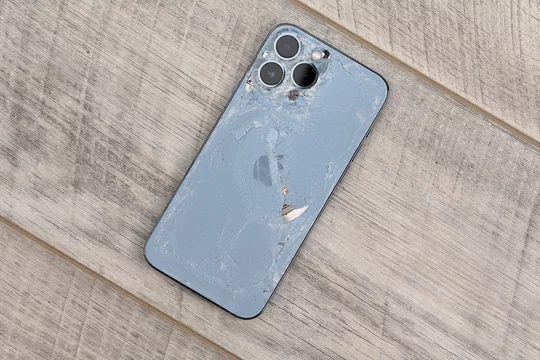 Замена заднего стекла на iPhone в Краснодаре